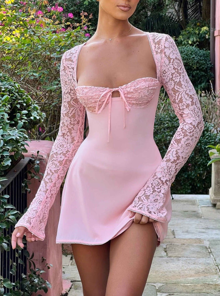 Robe courte en dentelle | Élégance féminine