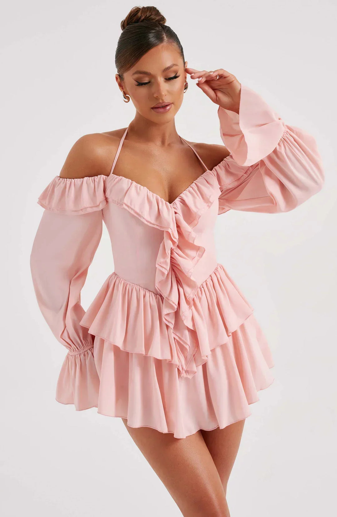 Robe courte épaules dénudées à volants | Élégance féminine