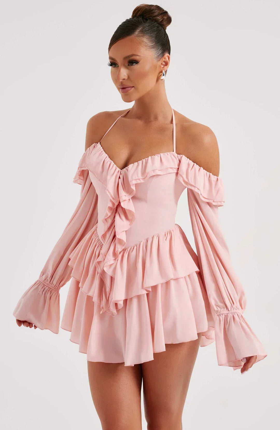Robe courte épaules dénudées à volants | Élégance féminine
