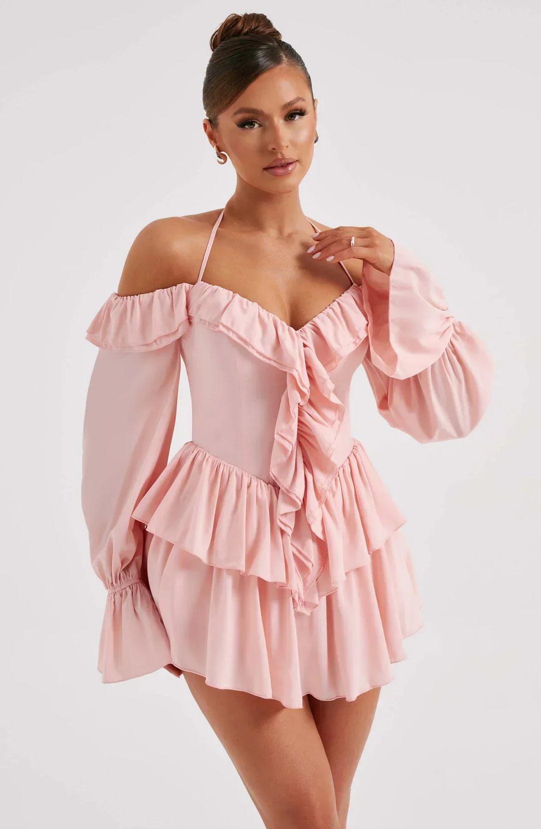 Robe courte épaules dénudées à volants | Élégance féminine