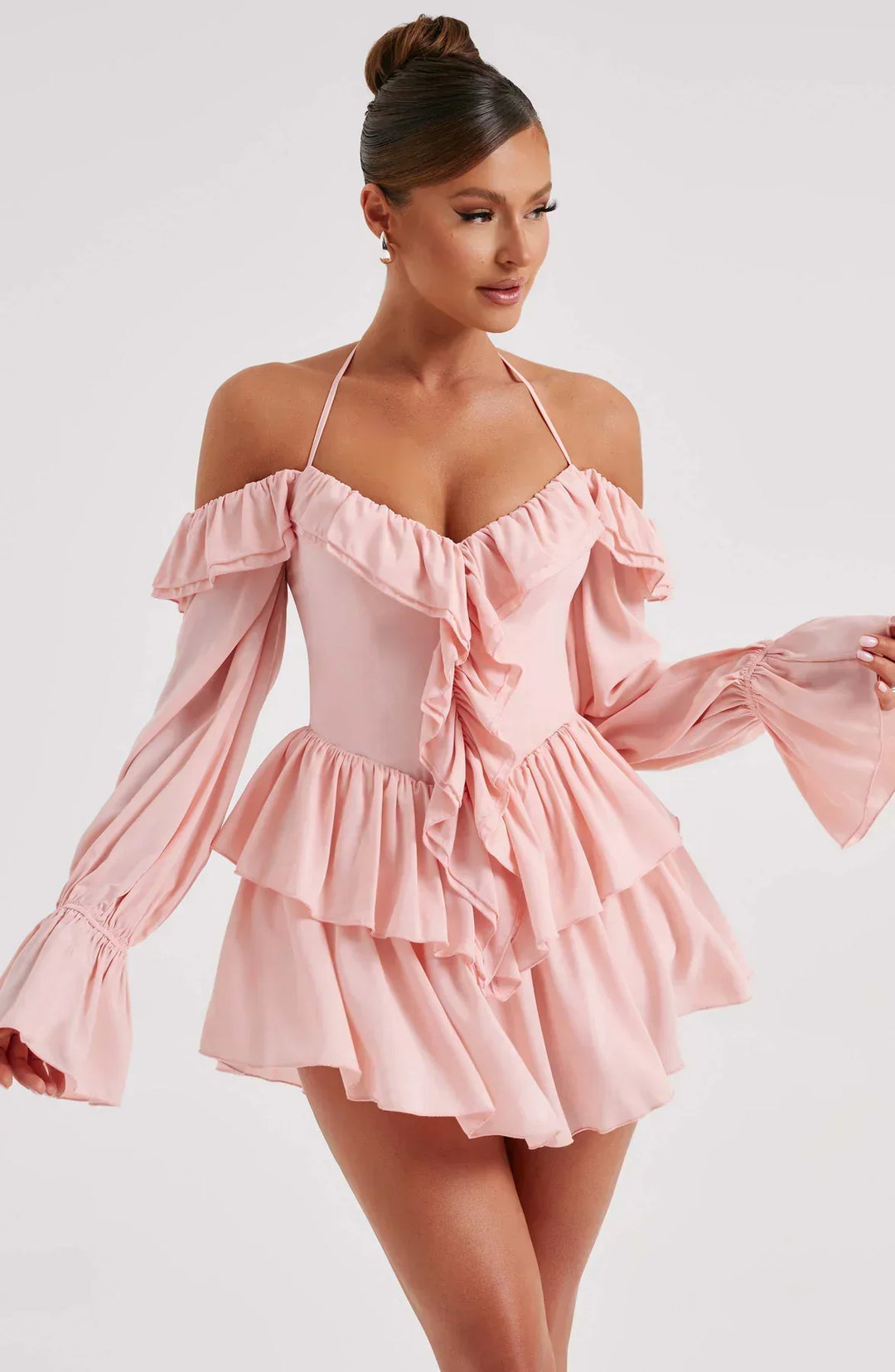 Robe courte épaules dénudées à volants | Élégance féminine