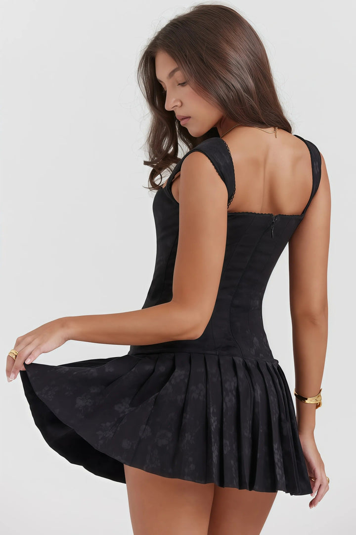 Robe courte plissée à lacets | Look audacieux tendance