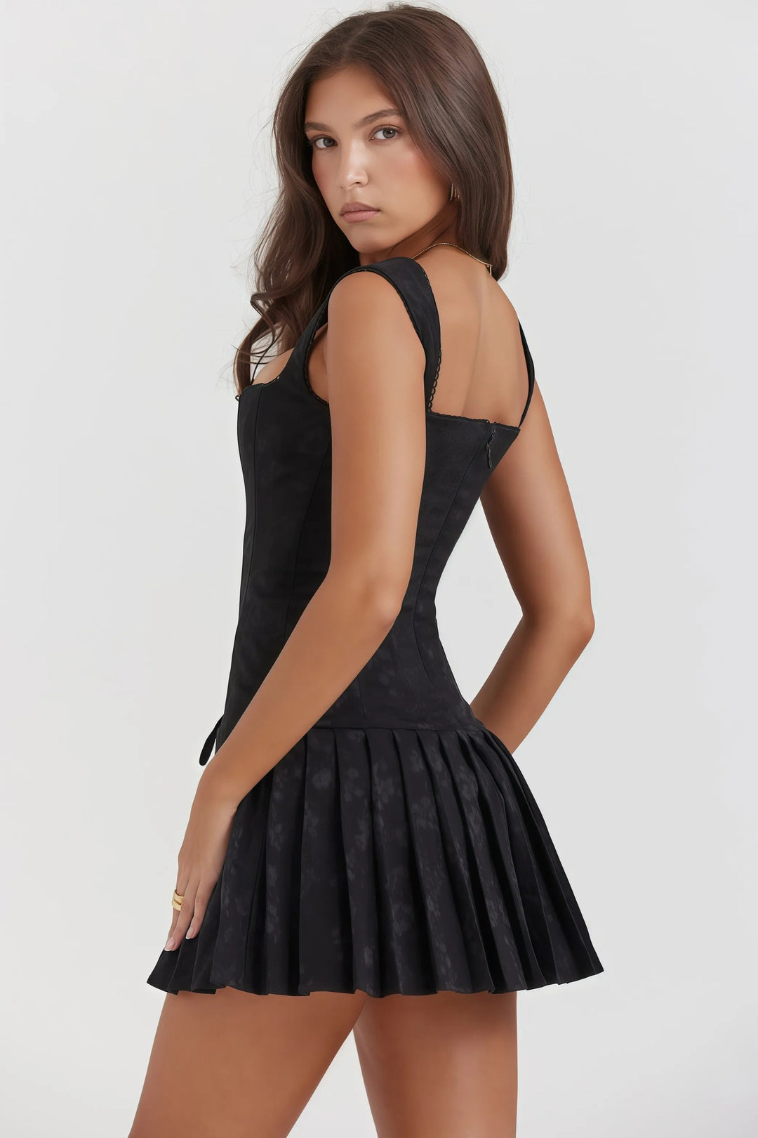 Robe courte plissée à lacets | Look audacieux tendance